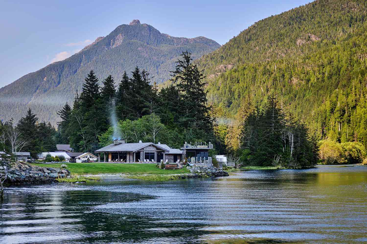 我們在加拿大荒野中的這個偏遠小屋徒步旅行並發現了逆戟鯨